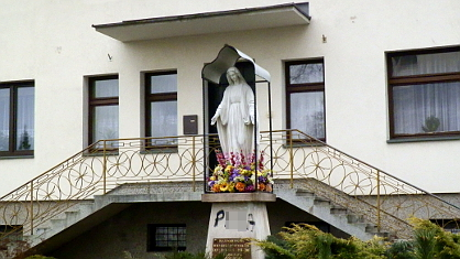 Sprofanowali figurę Matki Bożej i napisali na elewacji kościoła w Brzozowie, wulgarne słowa