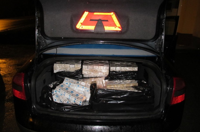 Taksówkarz przewoził w bagażniku ponad 64 tysiące nielegalnych papierosów