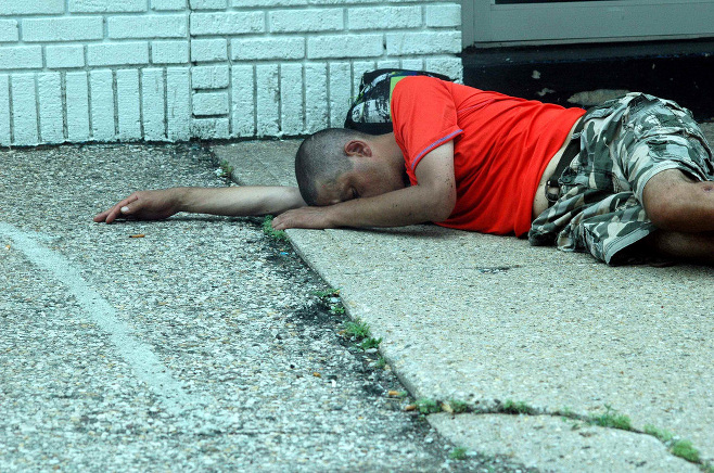 20-latek leżał na chodniku, miał ponad 2,7 promila, mógł umrzeć z wychłodzenia