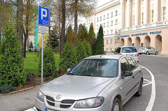 Zmiana zasad ruchu na parkingach przed KWP w Rzeszowie