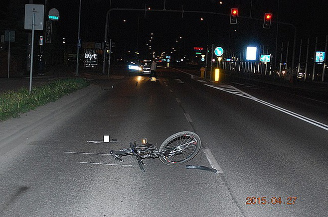 Kierowca fiata 126p potrącił rowerzystkę. Kobieta ciężko ranna