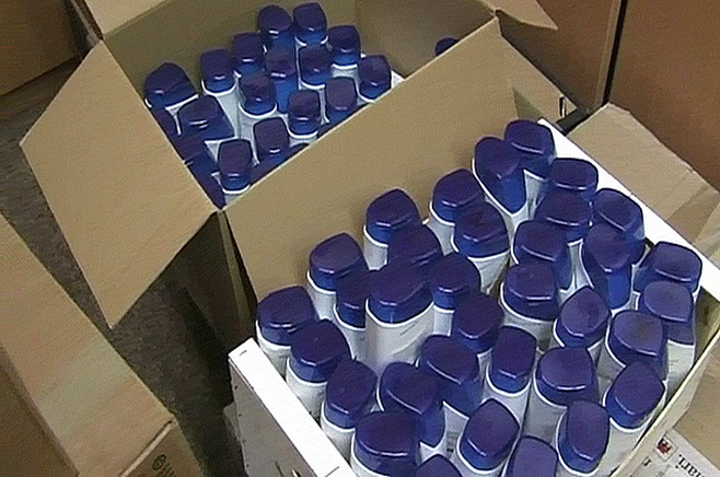 Podrabiali szampon przeciwłupieżowy. Policjanci przechwycili 56 tysięcy butelek [FILM] [ZDJĘCIA]