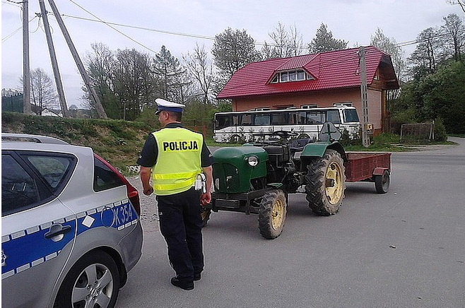 Malinówka: Pijany ojciec przewoził traktorem trójkę dzieci
