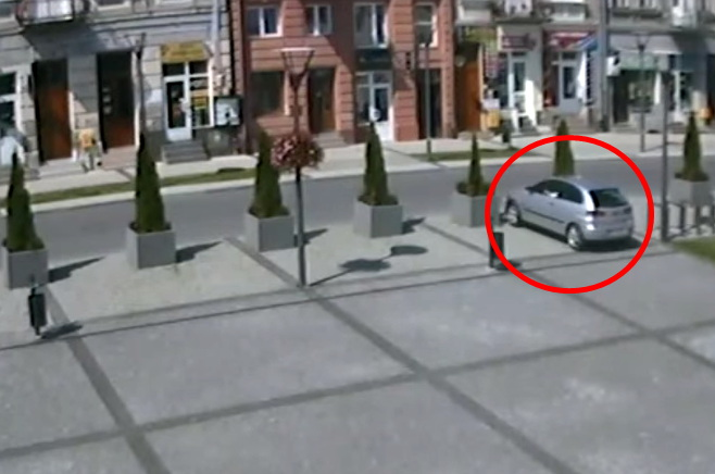 Kierowca seata ibizy sprawcą uszkodzenia elewacji ratusza w Brzozowie? Policja poszukuje właściciela auta [FILM]
