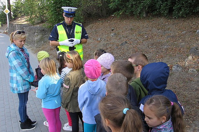 Policjanci z Brzozowa rozmawiali z dziećmi o bezpieczeństwie [ZDJĘCIA]
