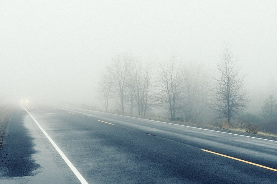 Uwaga kierowcy! Gęste mgły ograniczą widoczność nawet do 100 m