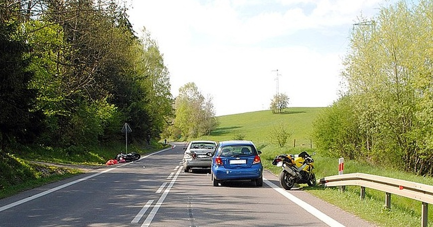 Groźny wypadek w Postołowie. Motocyklista zabrany śmigłowcem do szpitala
