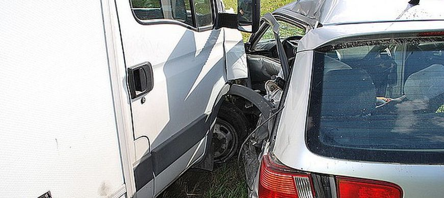 Wypadek w Olszanicy. Ciężko ranny kierowca seata przetransportowany śmigłowcem do szpitala w Rzeszowie