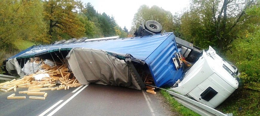Wypadek auta ciężarowego: Na jezdnię wysypały się przewożone deski [ZDJĘCIA]