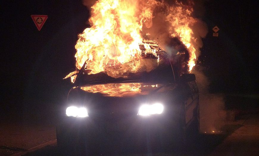 Renault zapalił się w czasie jazdy. Spłonął niemal doszczętnie