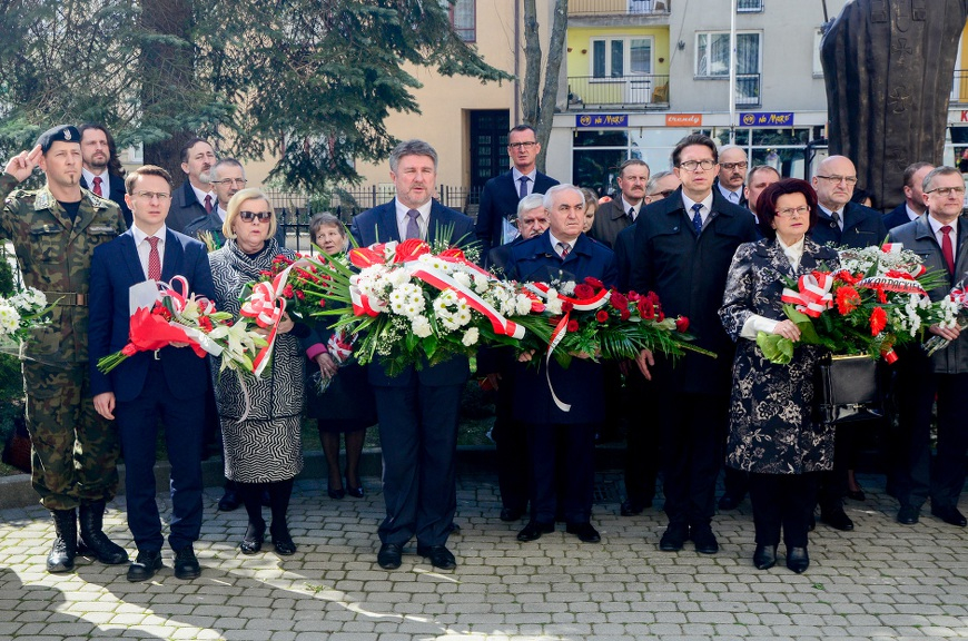 W Brzozowie upamiętniono 7. rocznicę katastrofy pod Smoleńskiem i 77. rocznicę zbrodni katyńskiej [ZDJĘCIA]