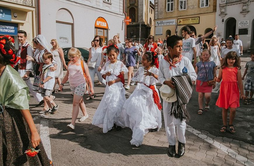 Barwna parada dzieci z całego świata – Brave Kids opanowały Przemyśl [ZDJĘCIA]