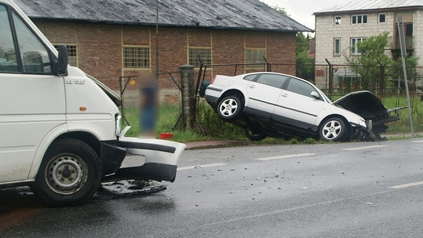 Zderzyły się auta na ul. Rzeszowskiej w Krośnie. Kobieta w ciąży trafiła do szpitala [ZDJĘCIA]