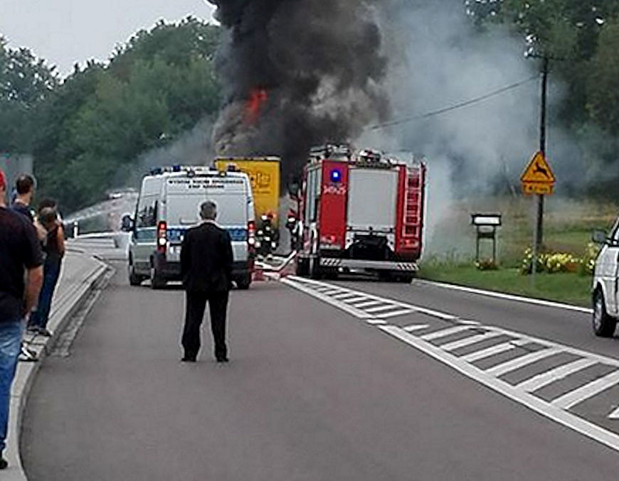 Pożar ciężarówki na DK 19 w Komborni. Kłęby czarnego dymu nad drogą [ZDJĘCIA]