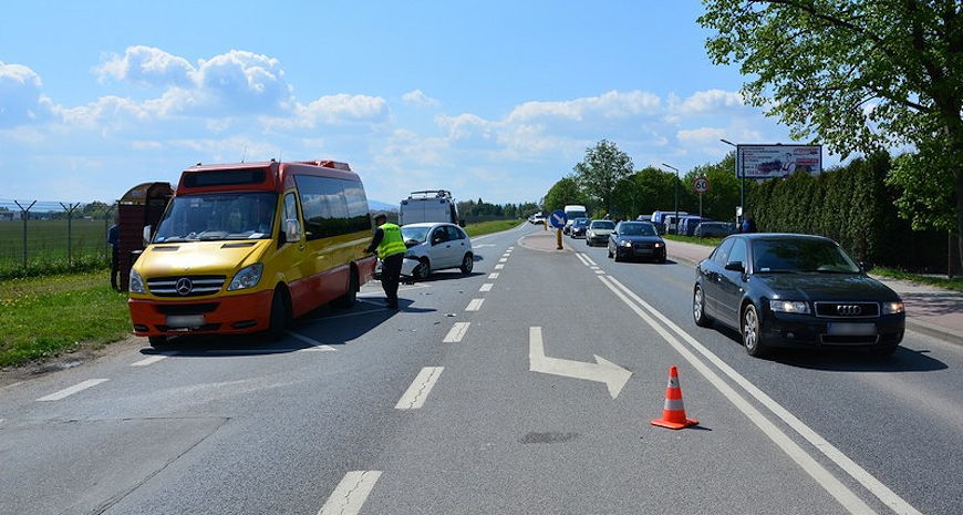 Wypadek drogowy z udziałem autobusu na ul. Zręcińskiej [ZDJĘCIA]