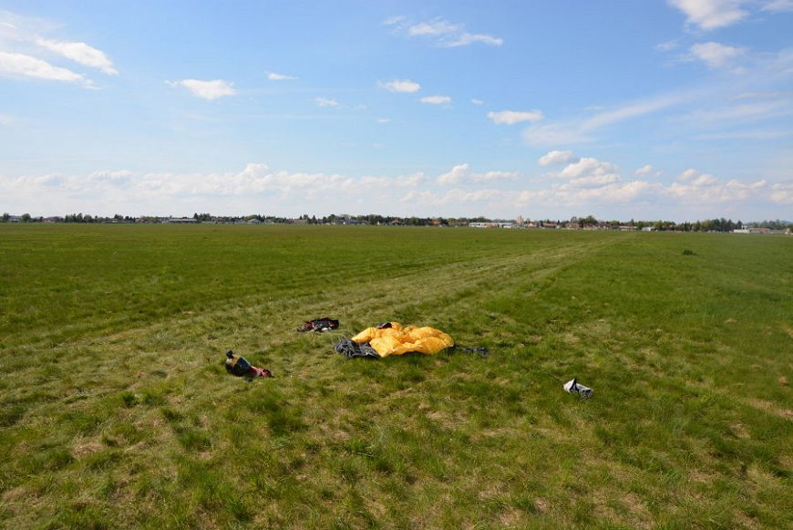 Nie zapanował nad spadochronem. 27-letni instruktor upadł na murawę lotniska