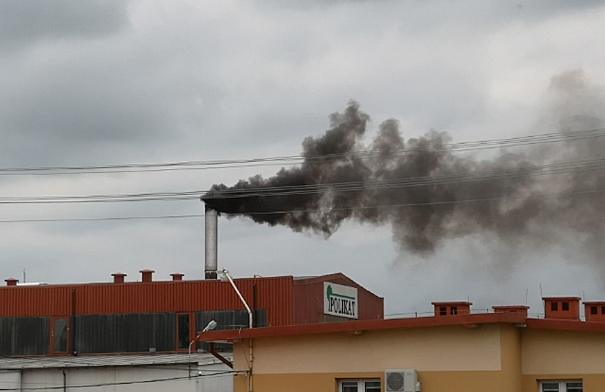 Czytelniczka zrobiła zdjęcie czarnego dymu zionącego z komina zakładowego firmy „Polikat” S.A. Jest powód do niepokoju?