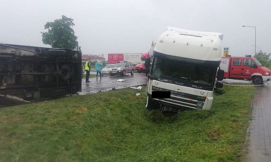 Tragiczny wypadek w Adamówce. Dostawczy mercedes zderzył się z samochodem ciężarowym. Nie żyje pasażer busa
