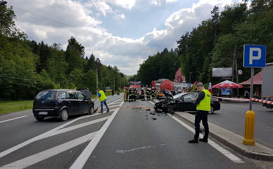 Wypadek w Żyznowie. Zderzenie dwóch aut, 4 osoby ranne [ZDJĘCIA]