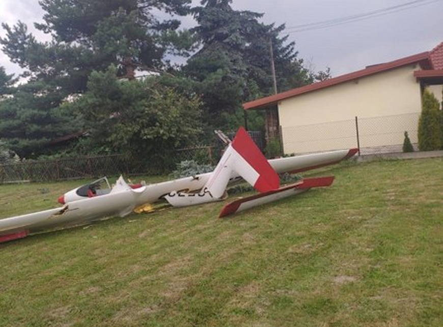 Wypadek szybowca w Krośnie. 56-letni pilot z urazem kręgosłupa trafił do szpitala