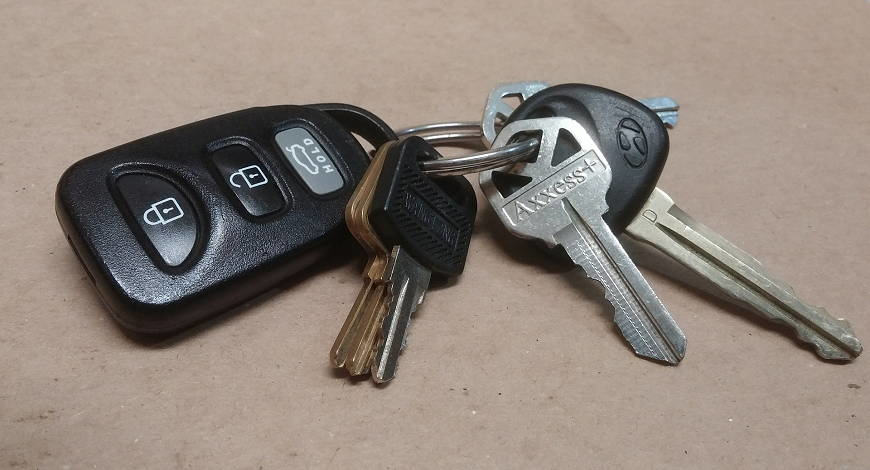 Znaleziono kluczyki do samochodu. Ktoś zgubił w pobliżu sklepu Groszek w Jasienicy Rosielnej