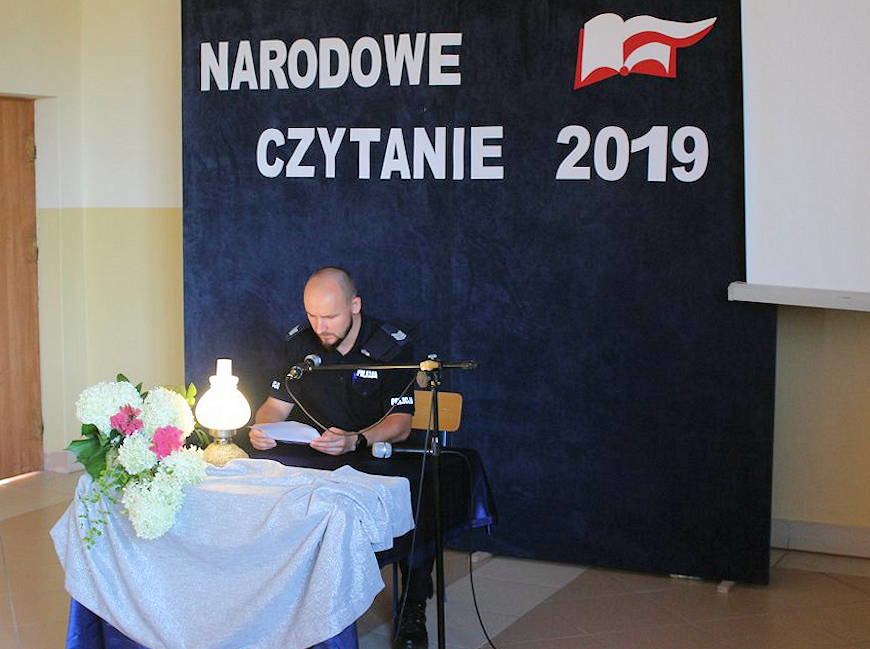 Policjanci z KPP w Brzozowie wzięli udział w "Narodowym Czytaniu 2019"