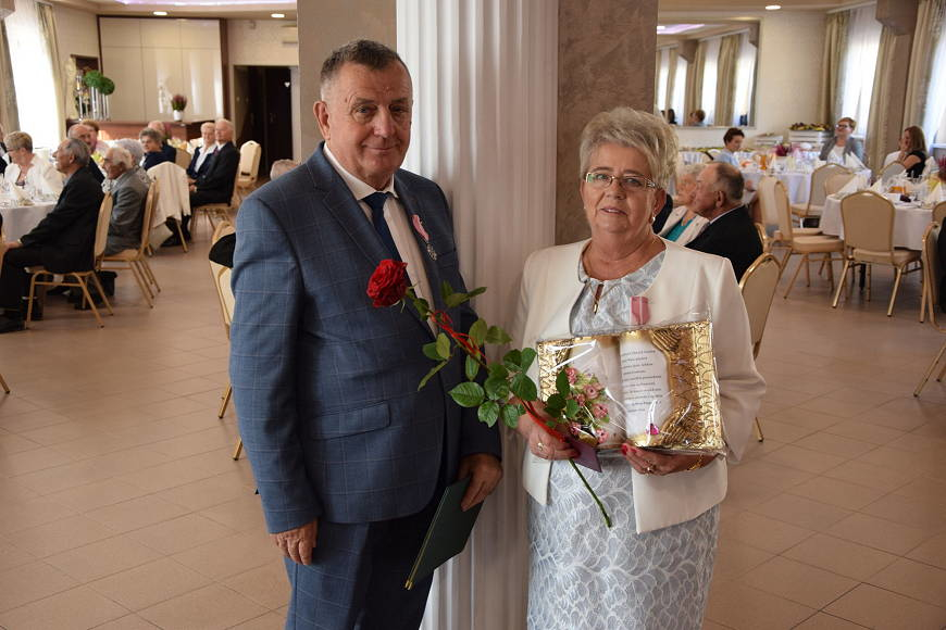 Trzydzieści cztery pary małżeńskie z gminy Brzozów uhonorowane medalem przyznanym przez prezydenta RP [ZDJĘCIA]