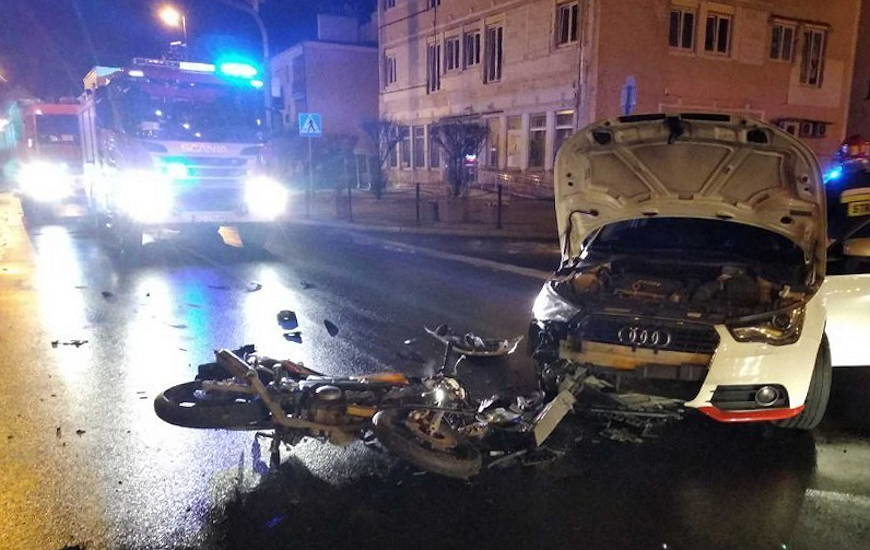 Osobówka zderzyła się z motocyklem w Ropczycach