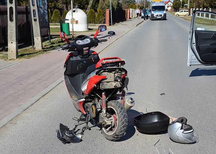 Zderzenie toyoty z motorowerem w Łężanach [ZDJĘCIA]