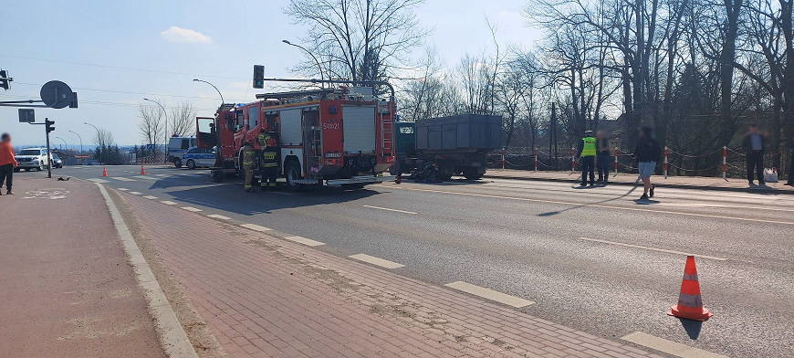 Sanok: Wypadek na ulicy Krakowskiej. Kierowca skutera w ciężkim stanie przewieziony do szpitala [ZDJĘCIA]