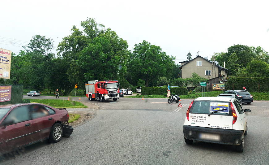 Zderzenie motoru z samochodem w Jurowcach. Jedna osoba poszkodowana [ZDJĘCIA]