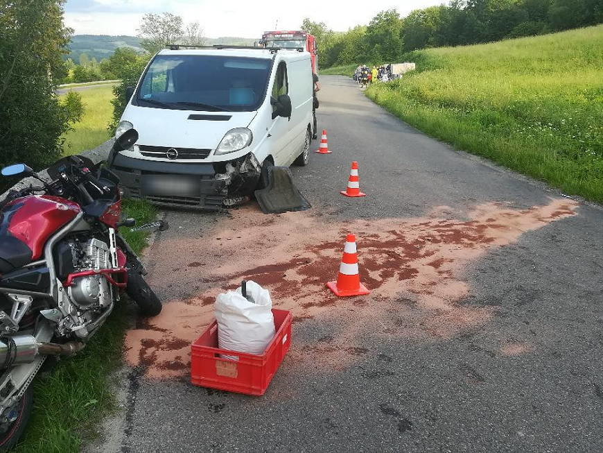 Groźne zderzenie motocykla z oplem w Izdebkach [ZDJĘCIA]