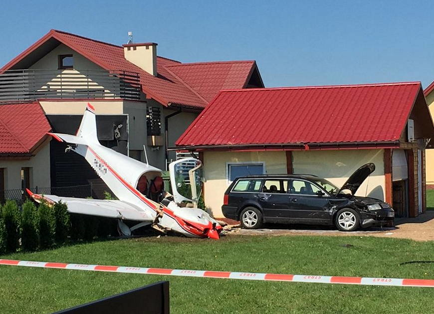 Awaryjne lądowanie małego samolotu w Krośnie, uderzył w garaż