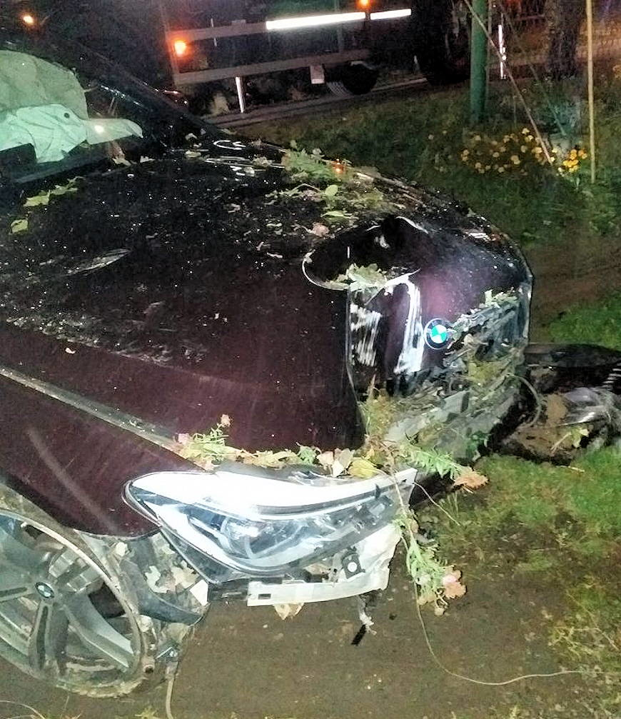 Pijany kierowca uszkodził dwa samochody, ogrodzenie i słup energetyczny
