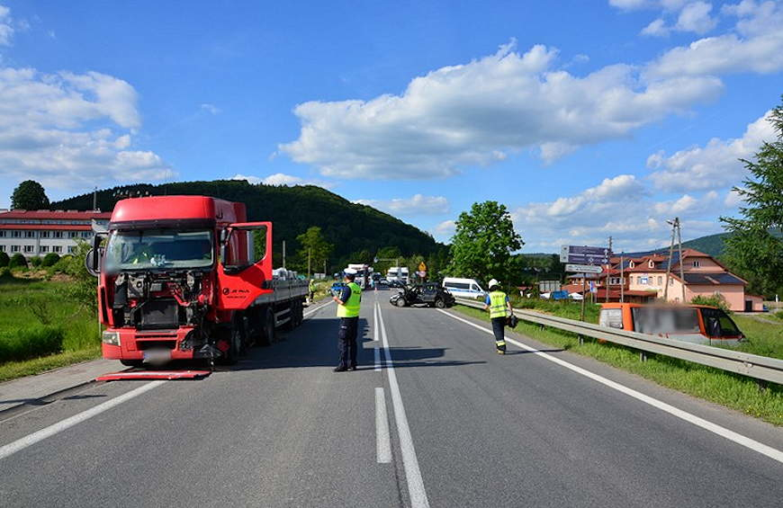 Kolizja ciężarówki z volkswagenem w Tylawie [ZDJĘCIA]