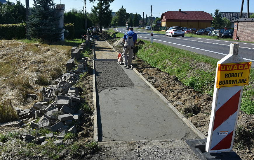 Trwają prace nad remontami i przebudową chodników w Gminie Brzozów [ZDJĘCIA]