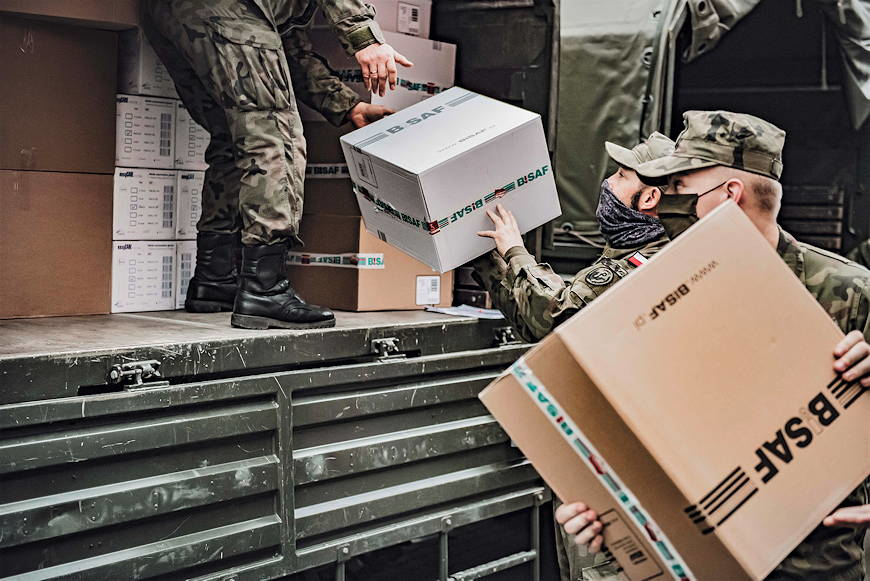 Ponad 13 milionów maseczek żołnierze 3. PBOT dostarczą do samorządów [ZDJĘCIA]