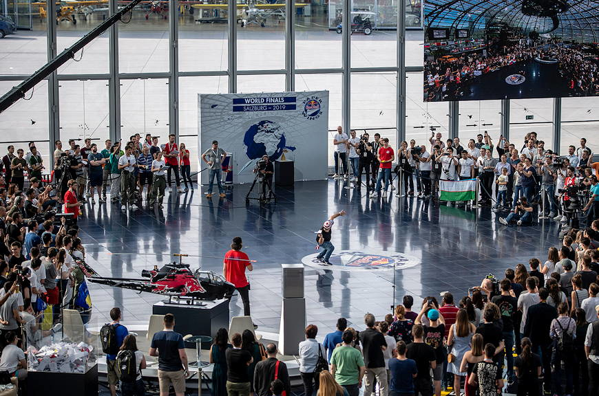 Finał Mistrzostw Świata Papierowych Samolotów - trzech Polaków powalczy o zwycięstwo