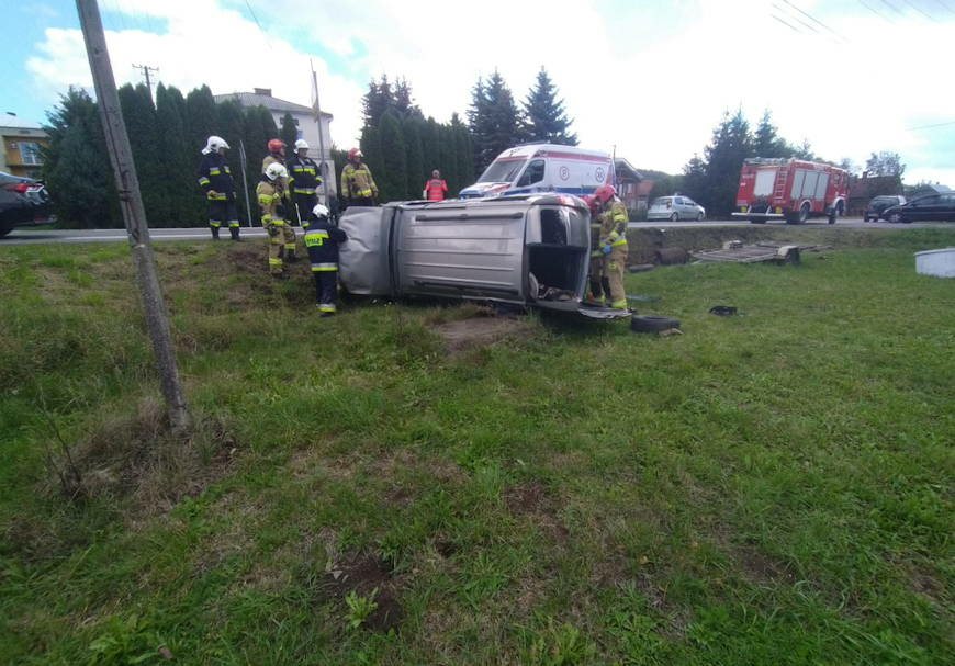 Stara Wieś: Dacia zderzyła się z samochodem ciężarowym [ZDJĘCIA]