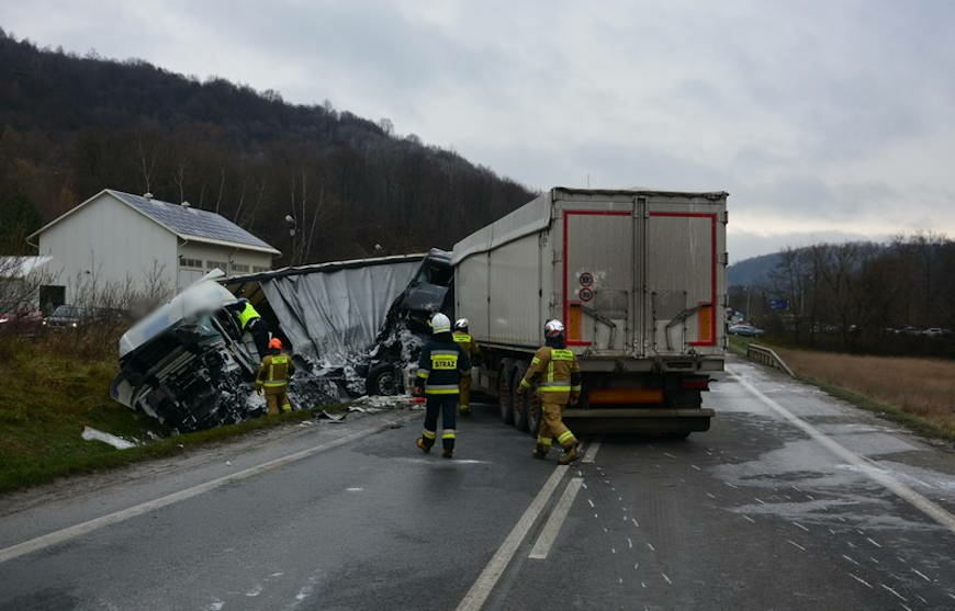 Wypadek z udziałem dwóch samochodów ciężarowych na odcinku DK 19 w Lipowicy [ZDJĘCIA]