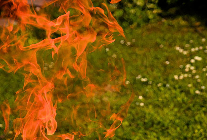 78-letnia kobieta rozpaliła ognisko i wznieciła pożar