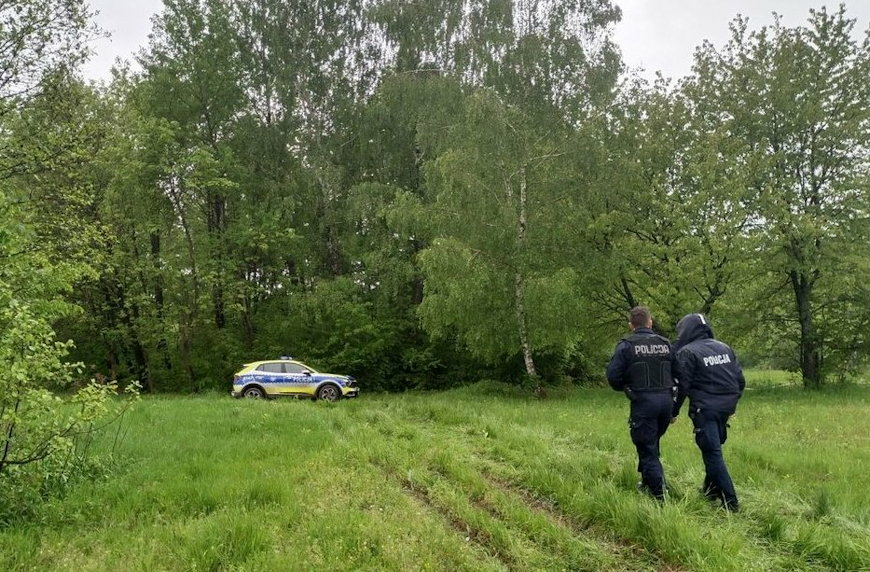 Policjanci odnaleźli mężczyznę, który zagubił się w lesie