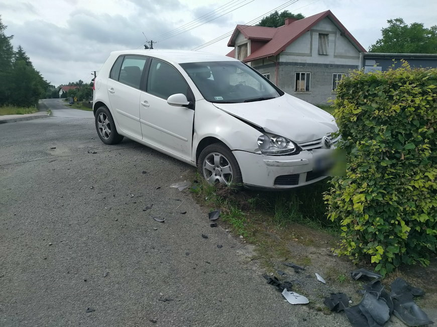 Zmiennica: Volkswagen uderzył w renault na ostrym łuku drogi [ZDJĘCIA]