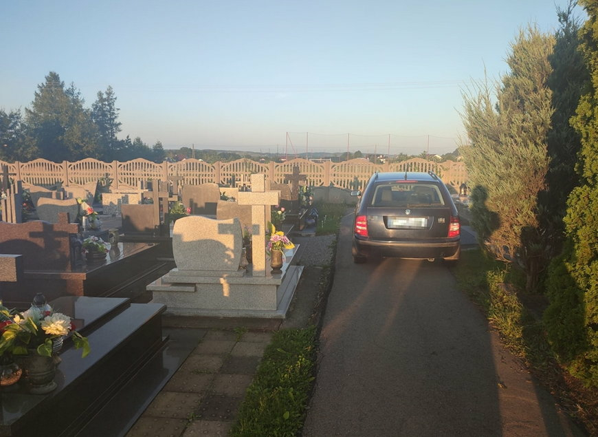 Chciał się schować przed policjantami … na cmentarzu