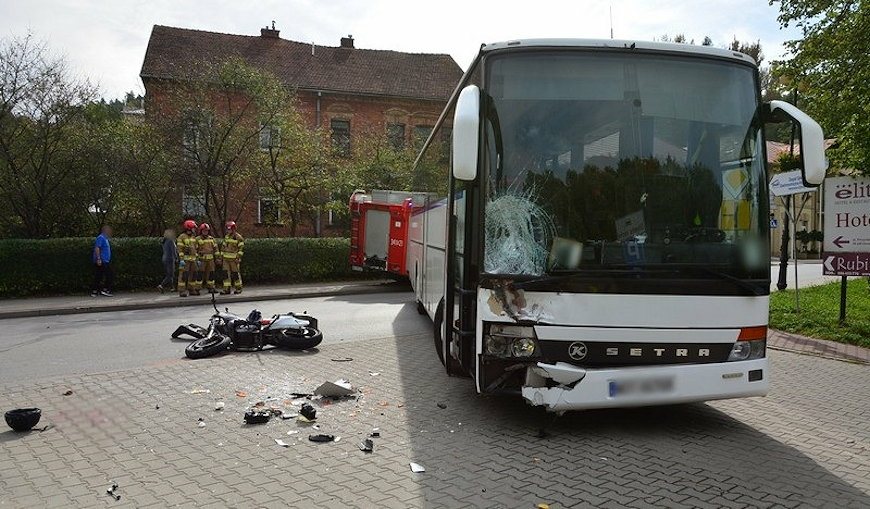 Motocyklista zderzył się z autobusem