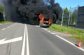Policjanci gasili płonący samochód [ZDJĘCIA]